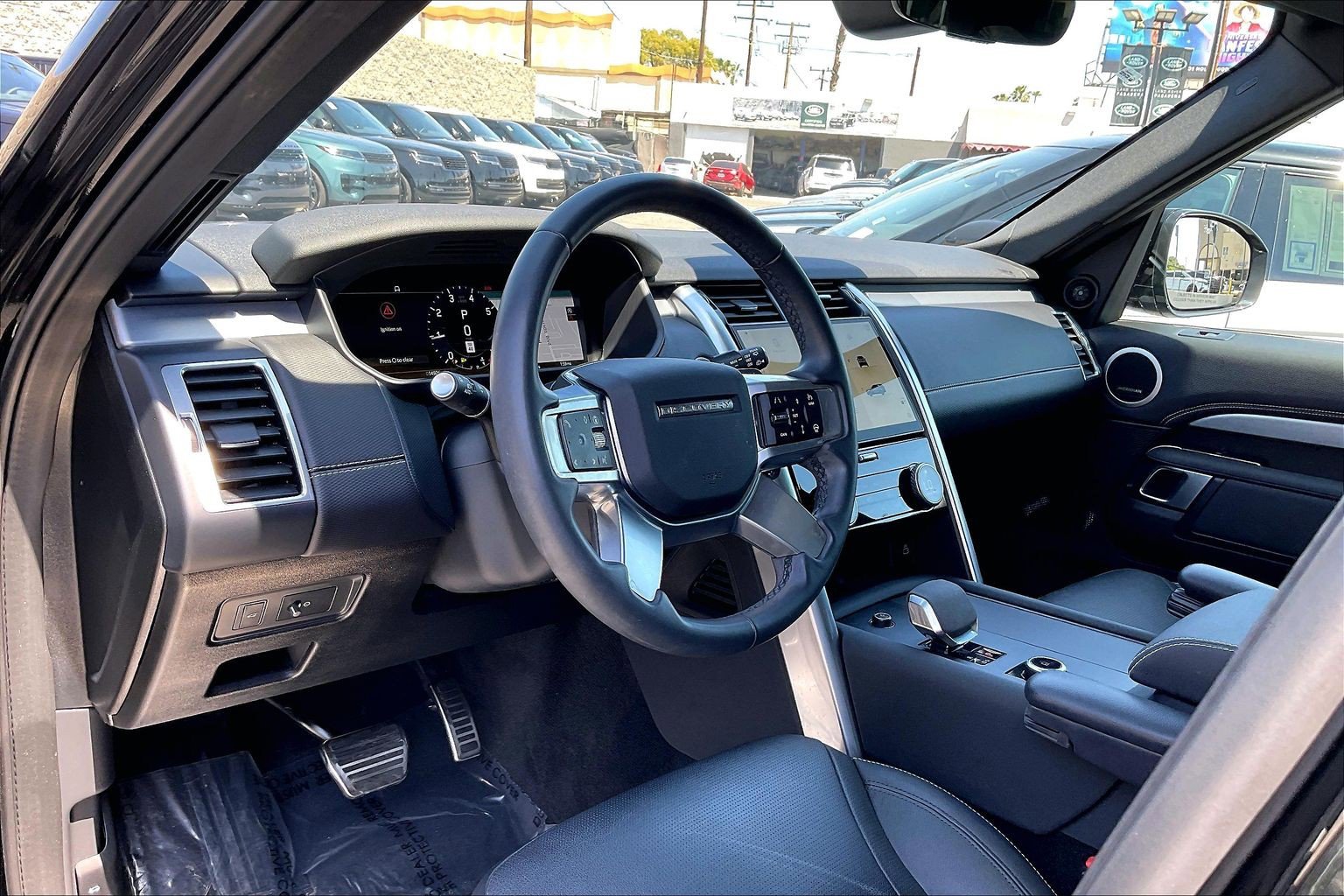 Used 2024 Land Rover Discovery Dynamic SE AWD/4WD image 17