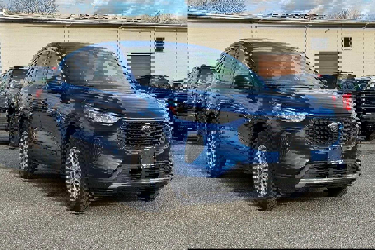 Used 2023 Ford Escape Active w/ Tech Pack #1 AWD/4WD image 1