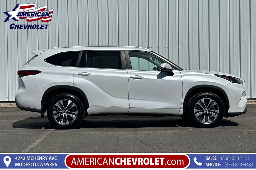 Used 2023 Toyota Highlander XLE AWD/4WD image 3