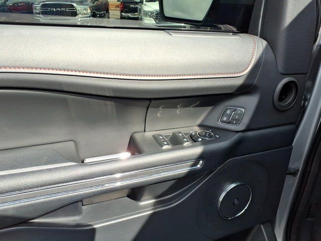 Used 2024 Ford Expedition Limited image 3