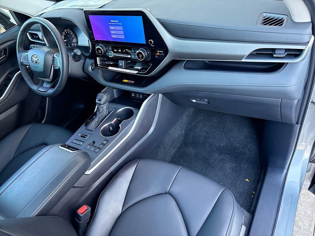 Certified 2025 Toyota Highlander XLE image 17