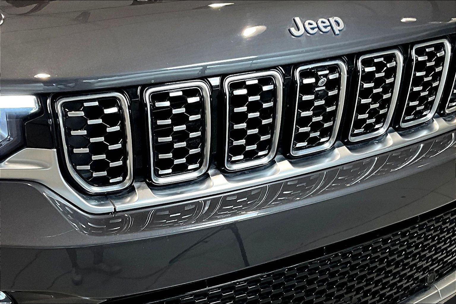 Used 2022 Jeep Grand Cherokee Summit AWD/4WD image 34