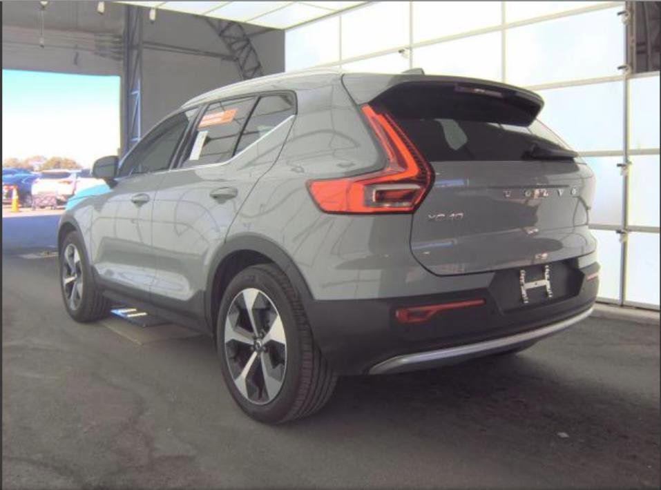 Used 2025 Volvo XC40 B5 Plus image 16