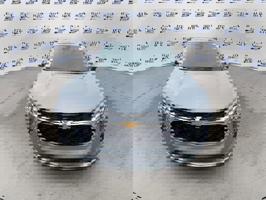 Used 2025 Chevrolet Trax LT w/ LT Convenience Package FWD image 2