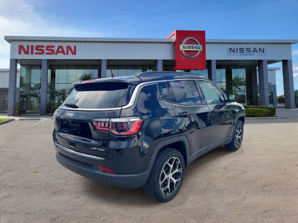 Used 2024 Jeep Compass Limited AWD/4WD image 2