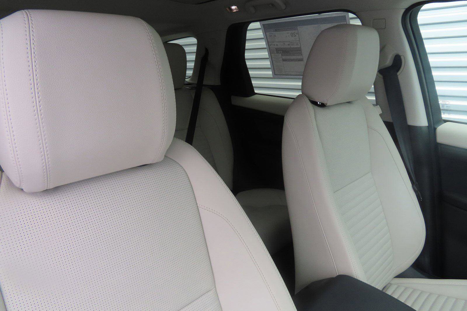 Used 2023 Land Rover Discovery Sport SE image 4