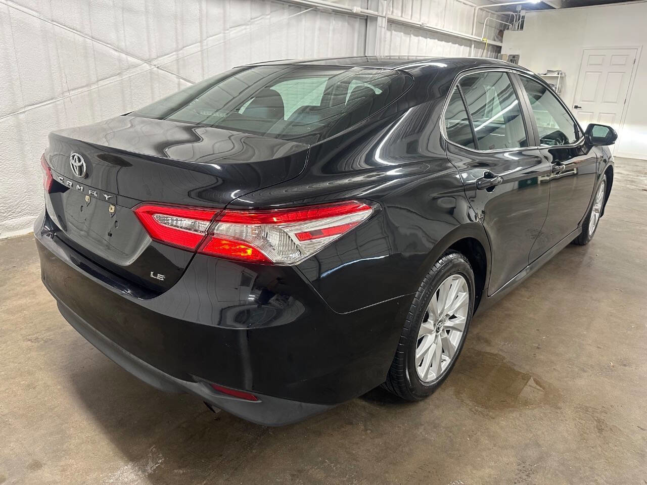 Used 2018 Toyota Camry LE image 4