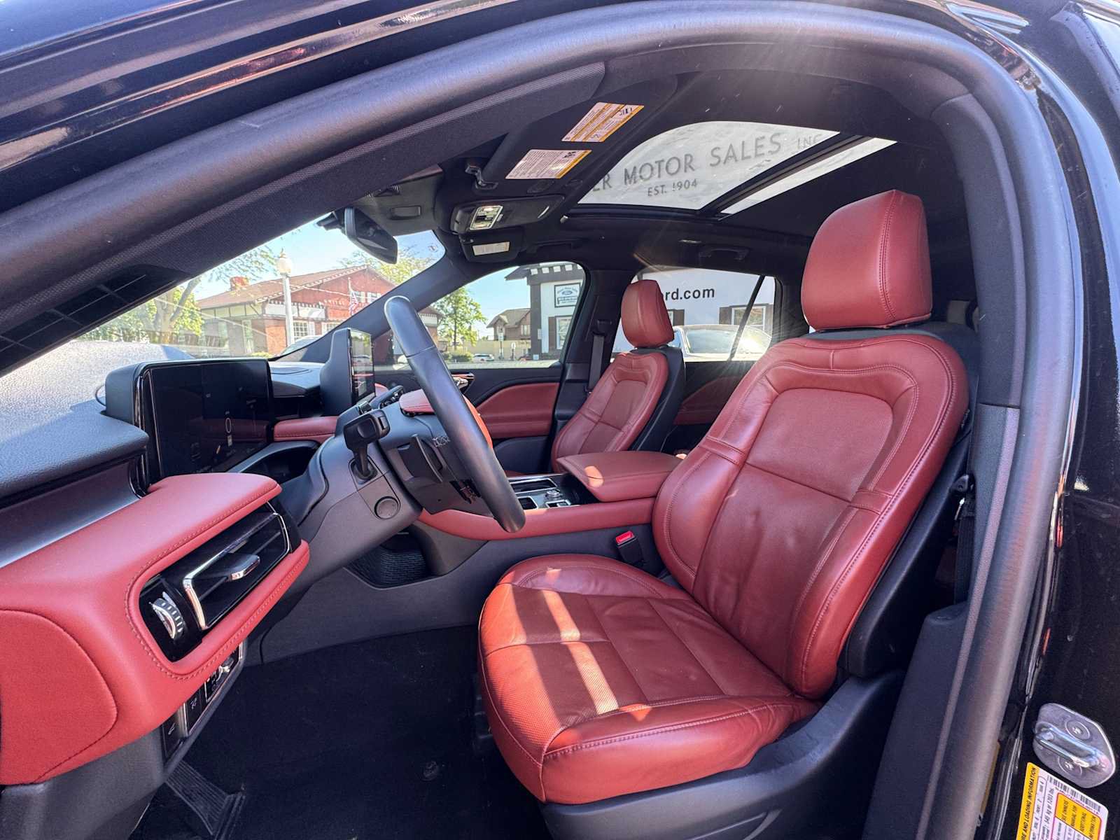 Used 2025 Lincoln Aviator Reserve w/ Jet Appearance Package AWD/4WD image 2