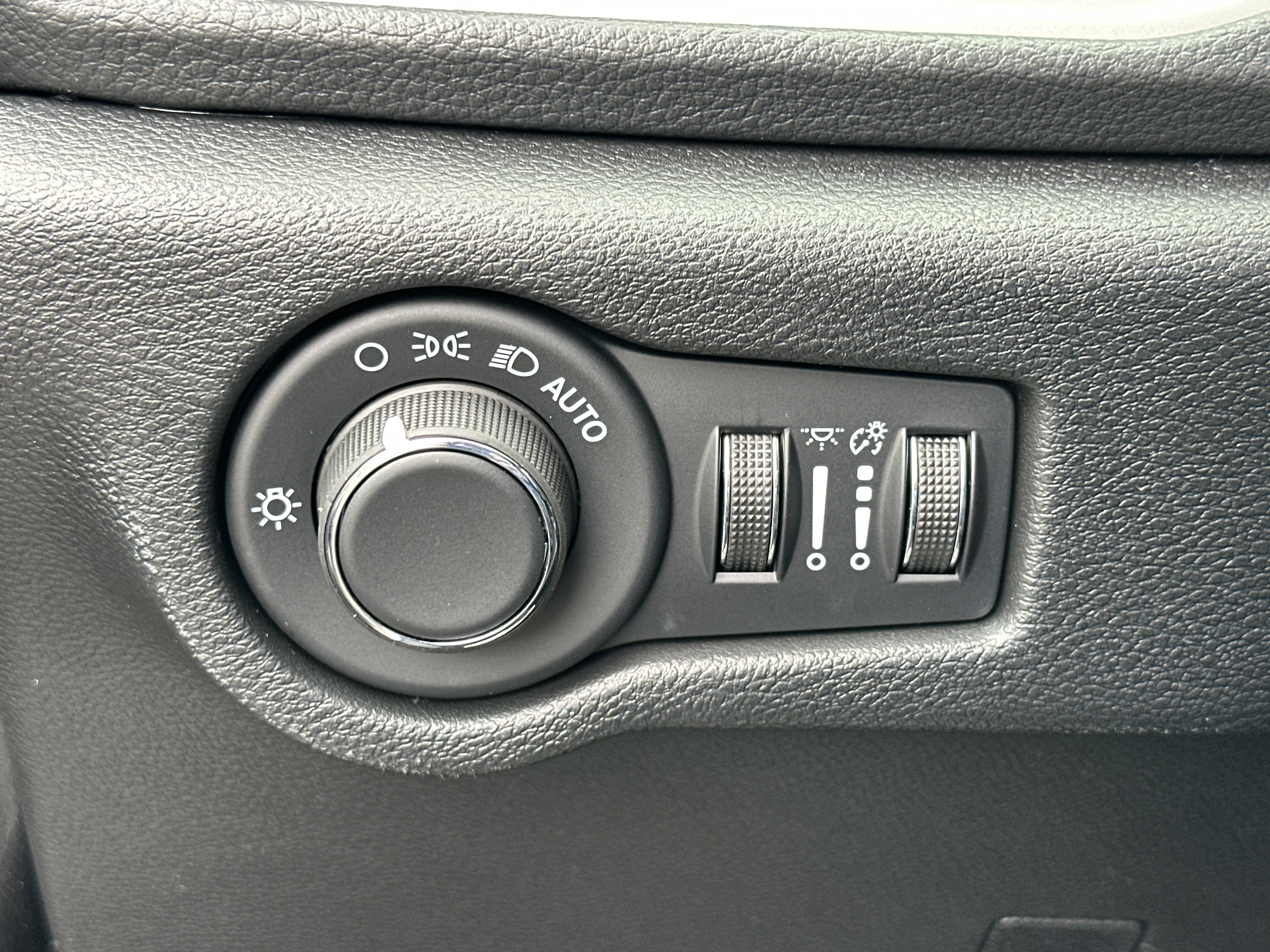 New 2027 Chrysler Pacifica Select w/ Family Tech Group FWD image 11