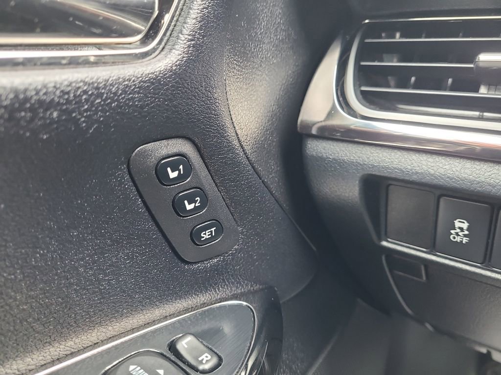 Used 2016 Toyota Avalon Touring FWD image 25