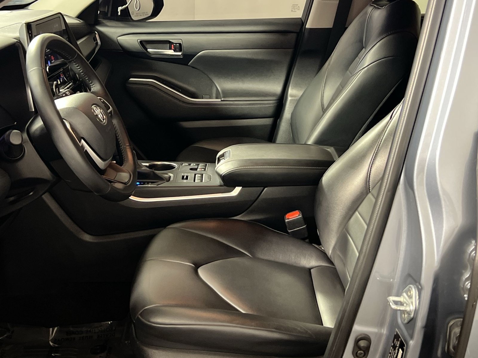 Used 2023 Toyota Highlander XLE AWD/4WD image 13