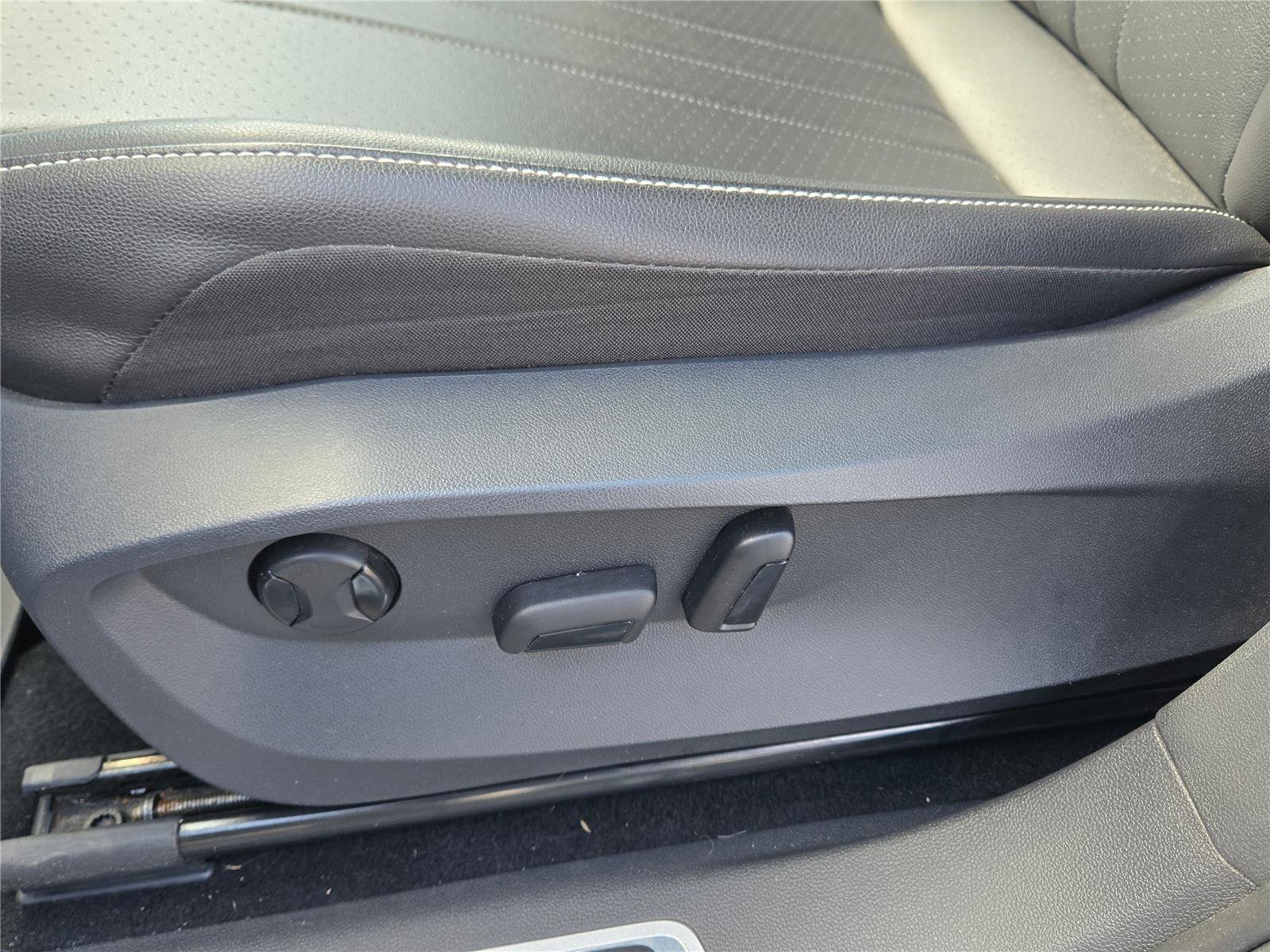 Used 2022 Volkswagen Tiguan SE R-Line image 18