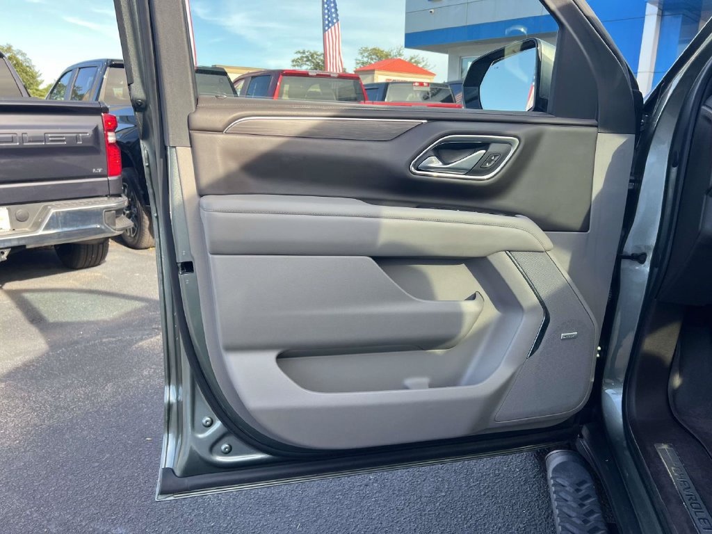 Used 2023 Chevrolet Tahoe Z71 w/ Z71 Off-Road Package AWD/4WD image 19