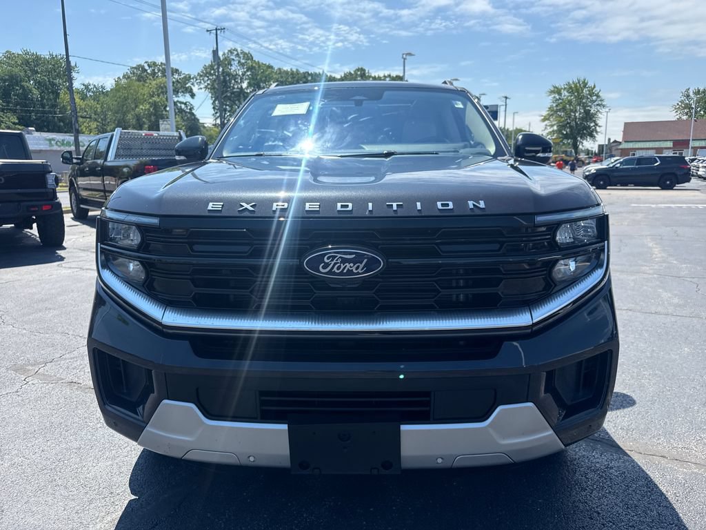 Used 2025 Ford Expedition Platinum w/ Driver's Package AWD/4WD image 3