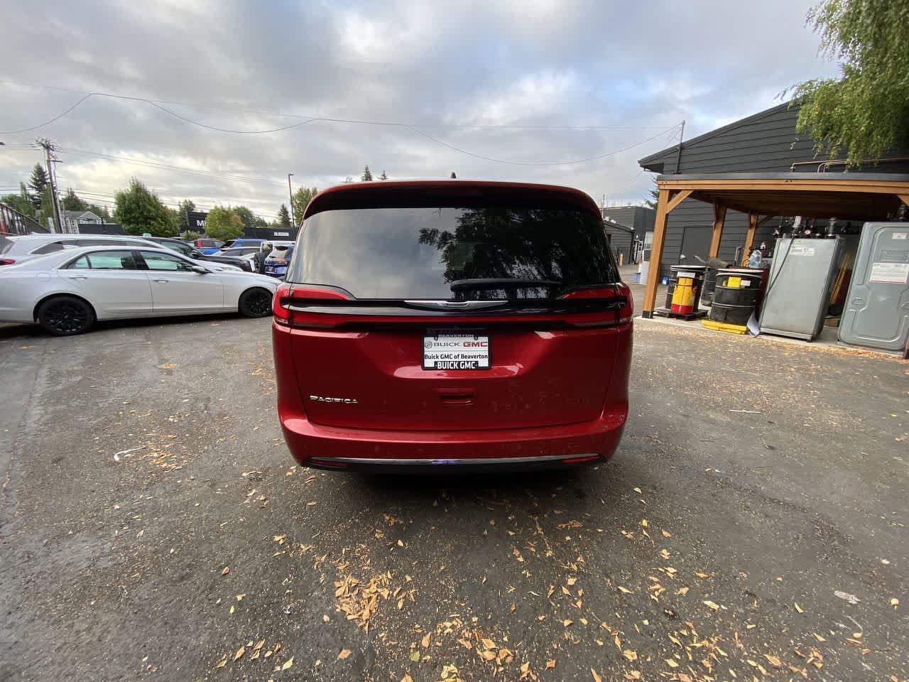 Used 2025 Chrysler Pacifica Select FWD image 5