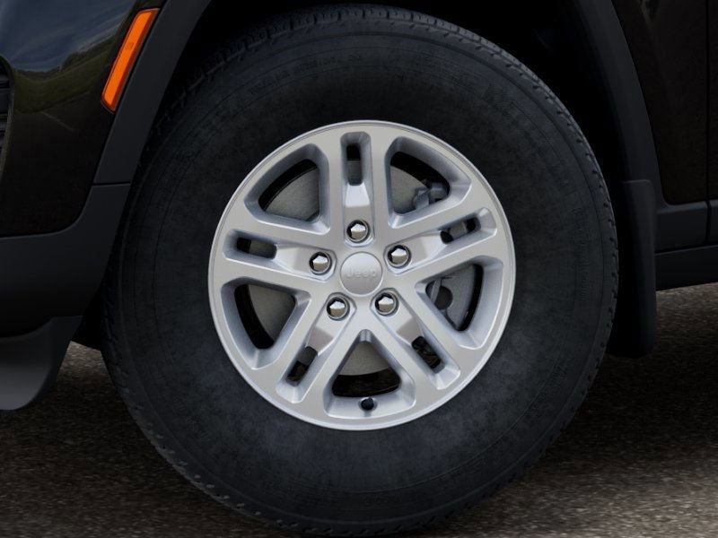 Used 2025 Jeep Grand Cherokee Laredo w/ MOPAR Finishing Package AWD/4WD image 8