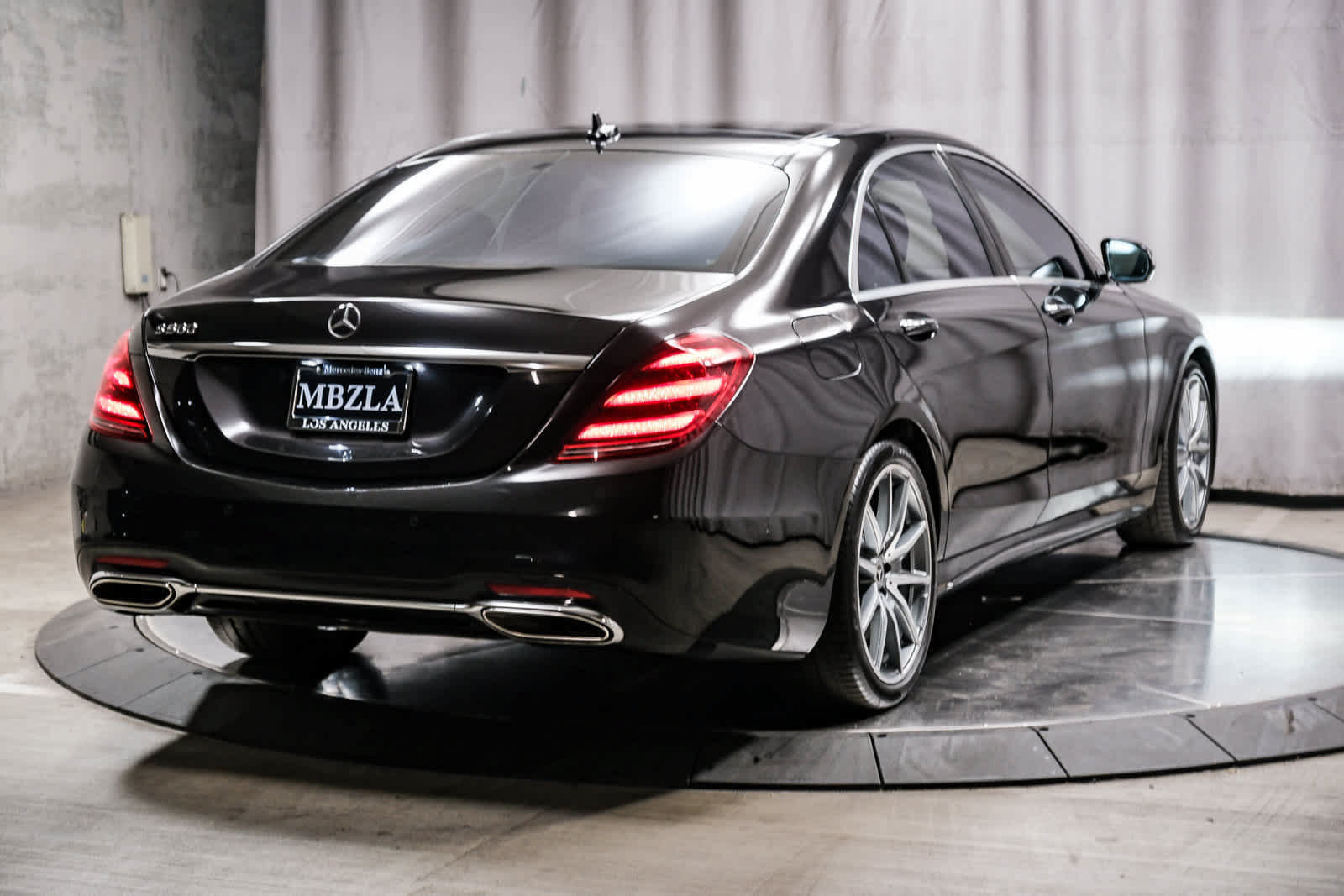 Used 2018 Mercedes-Benz S 560 Sedan image 3