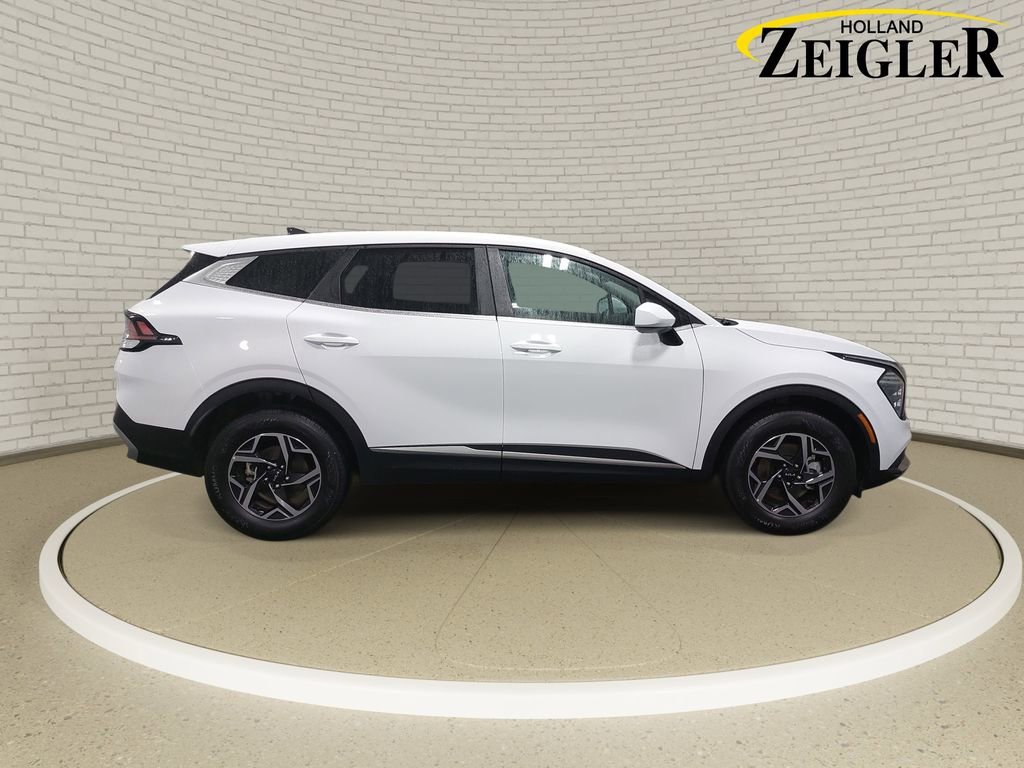 Used 2025 Kia Sportage LX image 4