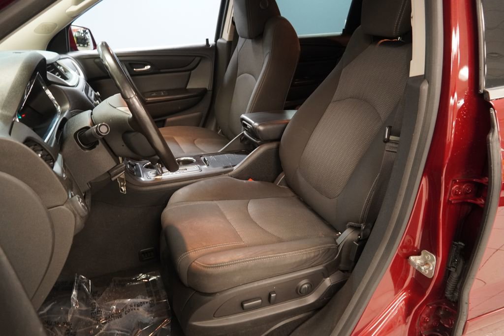 Used 2016 Chevrolet Traverse LT w/ Style and Technology Package FWD image 3