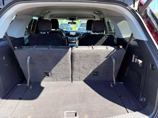 Used 2022 Ford Explorer XLT w/ Equipment Group 202A AWD/4WD image 11