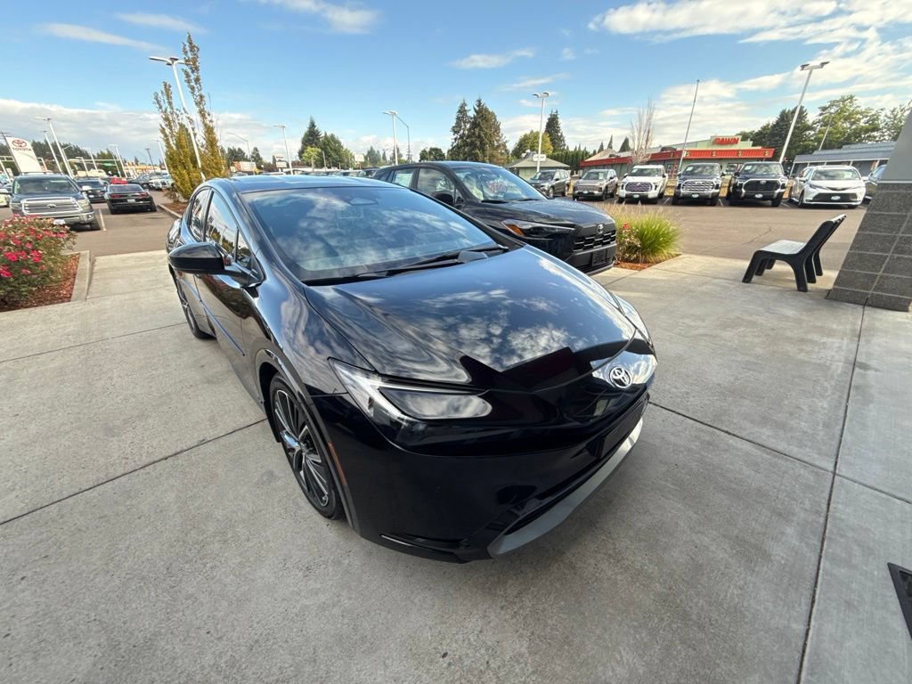 Used 2023 Toyota Prius XLE AWD/4WD image 3