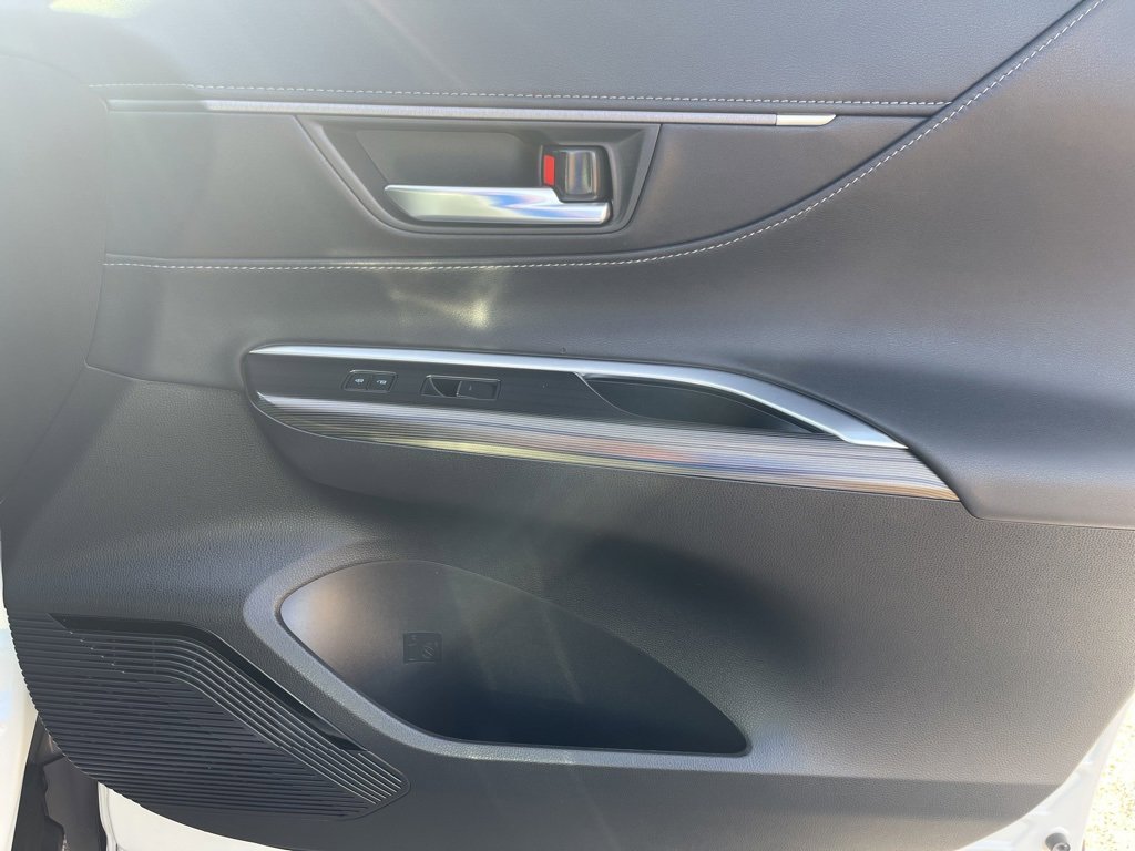 Used 2021 Toyota Venza XLE image 22