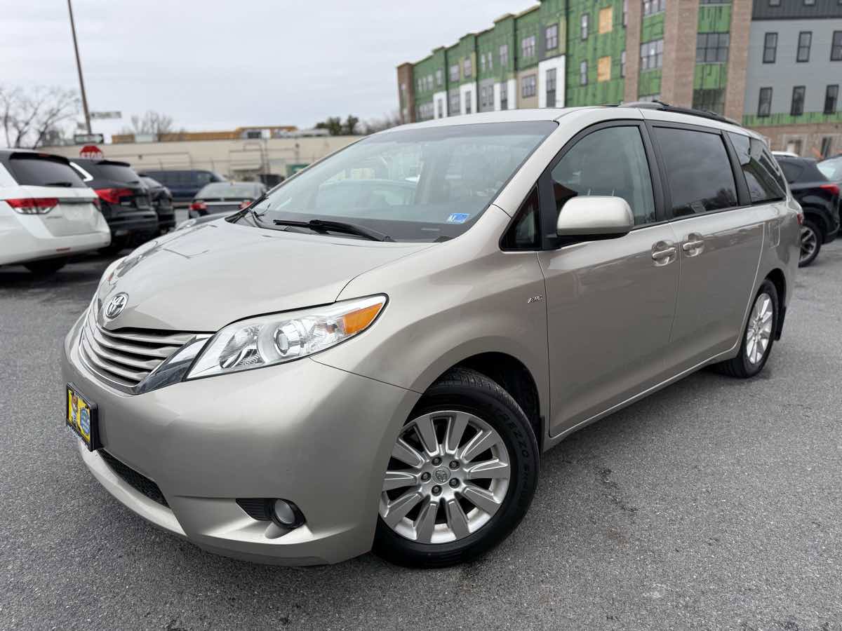 Used 2016 Toyota Sienna LE image 3