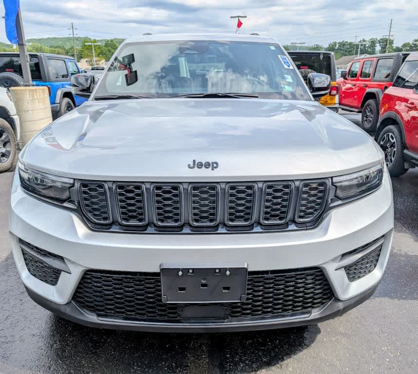 Used 2025 Jeep Grand Cherokee Altitude AWD/4WD image 2