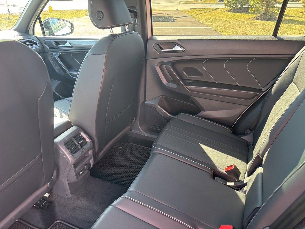 Used 2023 Volkswagen Tiguan SE R-Line image 6