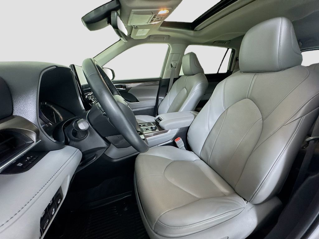 Used 2022 Toyota Highlander Limited image 9