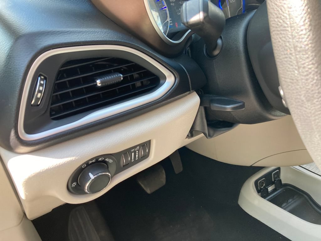 Used 2017 Chrysler Pacifica Touring FWD image 19