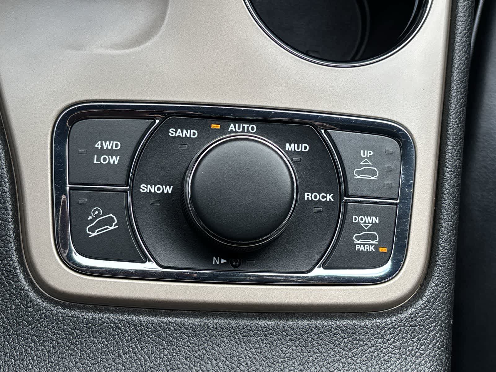 Used 2015 Jeep Grand Cherokee Overland w/ Advanced Technology Group AWD/4WD image 28