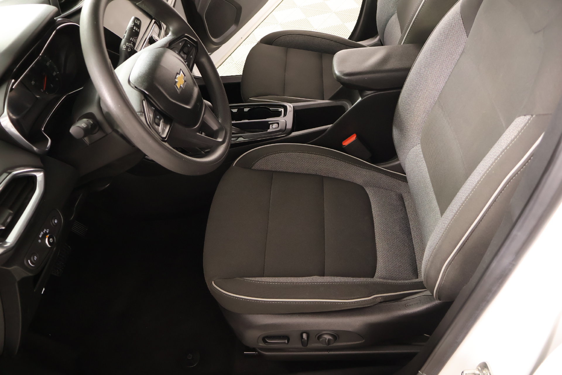 Used 2022 Chevrolet TrailBlazer LT w/ Convenience Package FWD image 11
