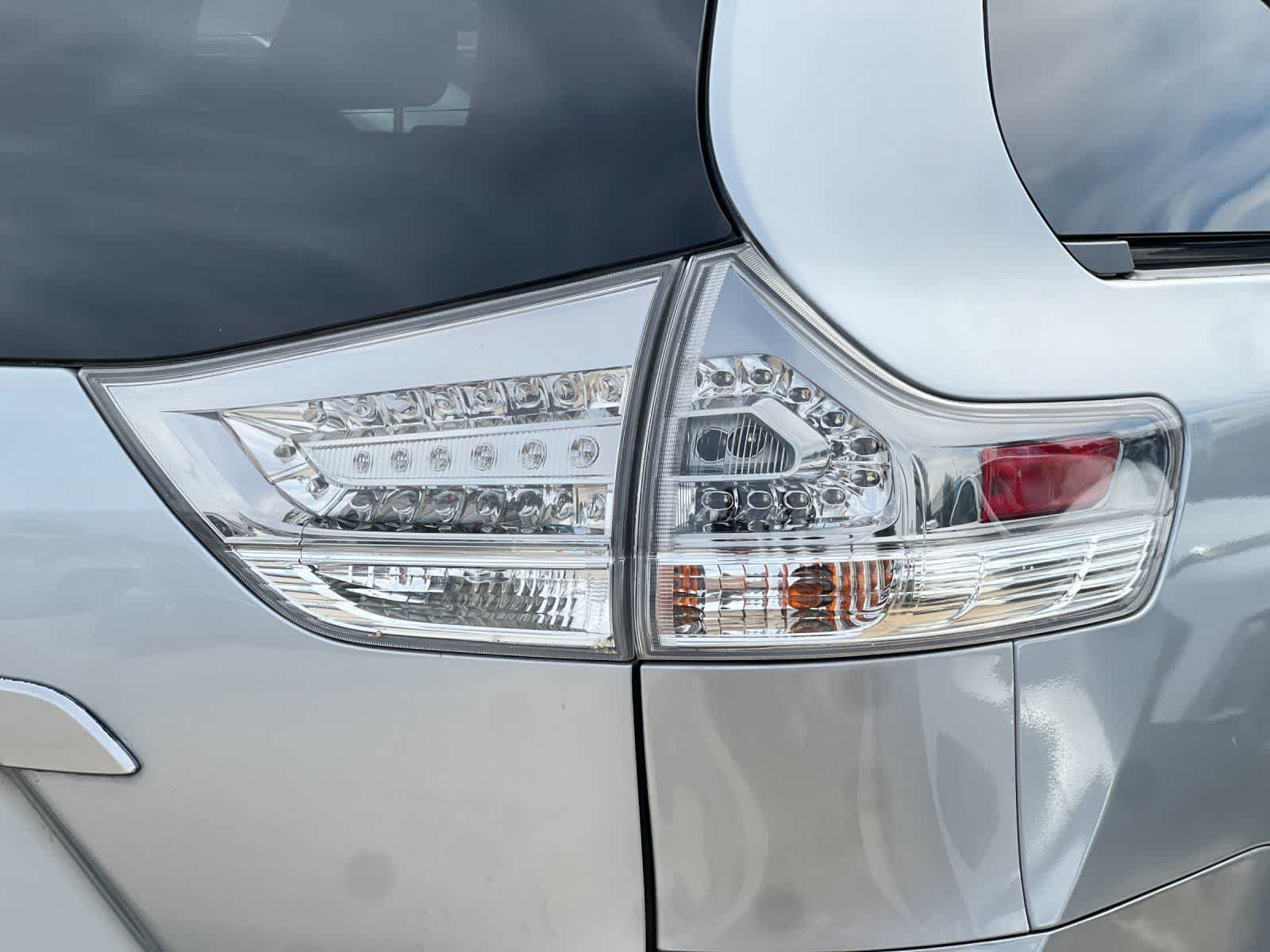 Used 2014 Toyota Sienna SE FWD image 29