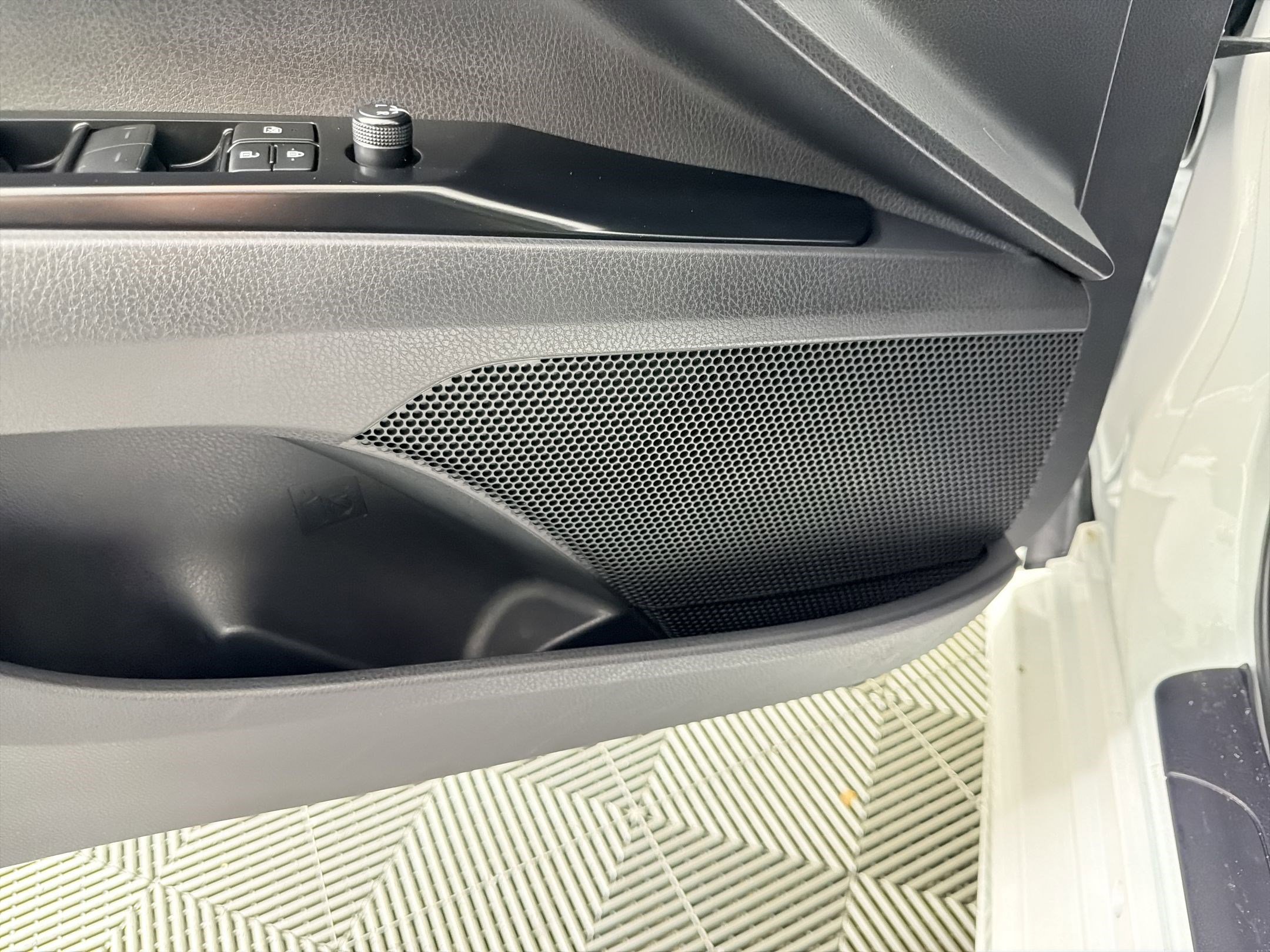 Used 2025 Toyota Camry SE w/ Multimedia Upgrade Package image 22