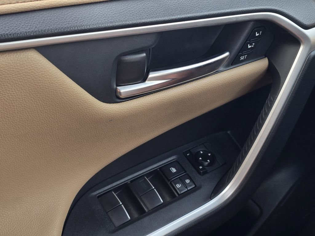 Used 2020 Toyota RAV4 Limited image 23