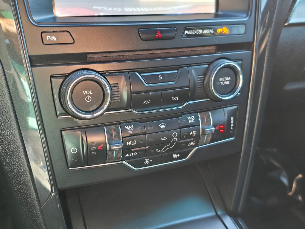 Used 2018 Ford Explorer XLT w/ XLT Appearance Package AWD/4WD image 11