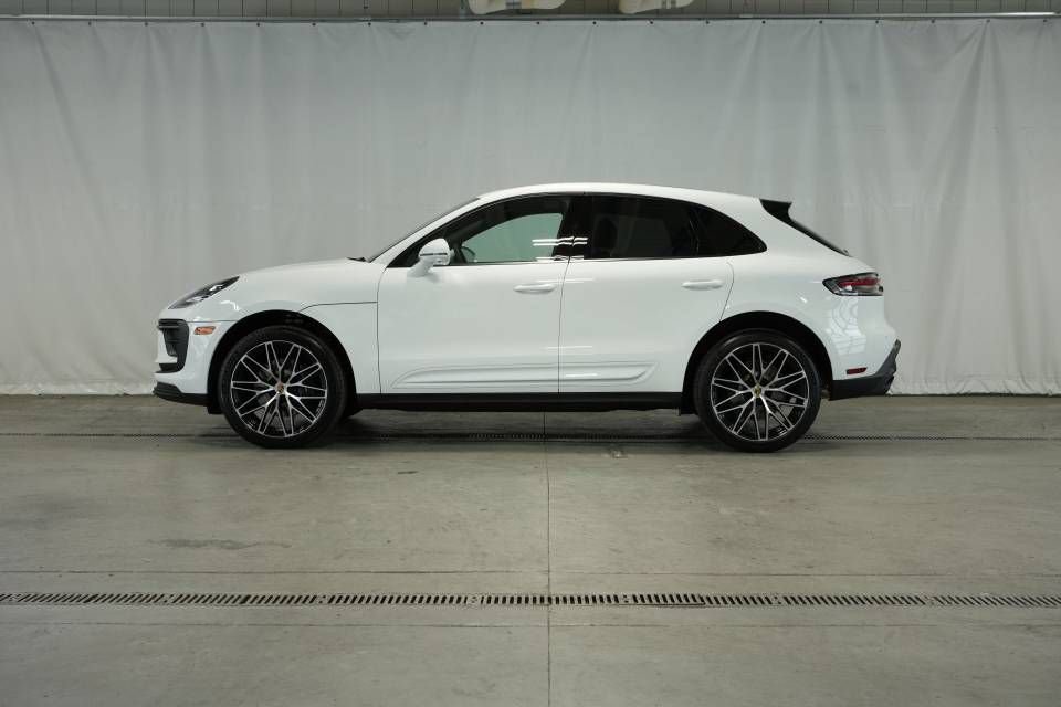 Certified 2025 Porsche Macan AWD/4WD image 2