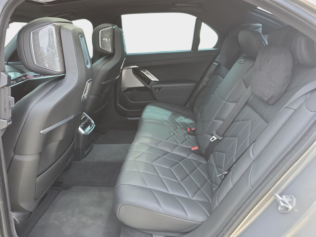 Certified 2024 BMW i7 eDrive50 w/ Premium Package RWD image 22