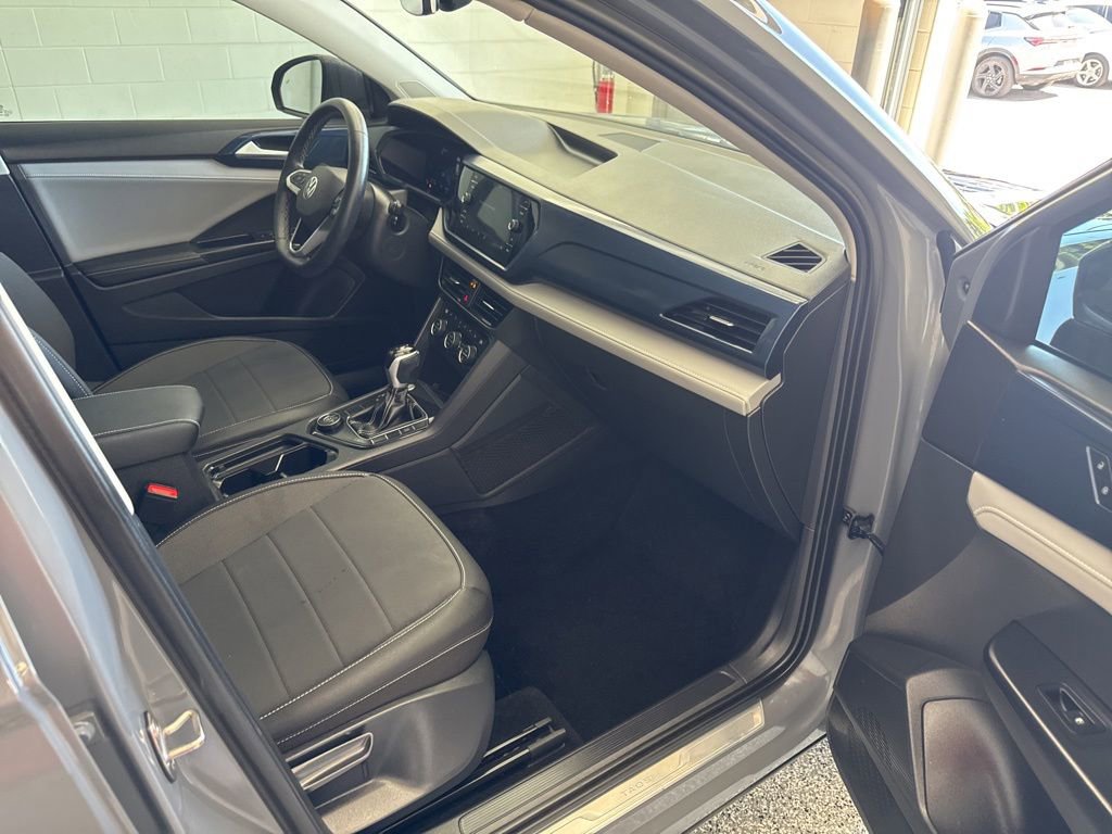 Used 2024 Volkswagen Taos SE w/ Panoramic Sunroof Package AWD/4WD image 9