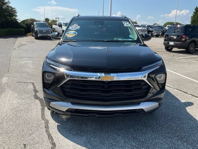 Used 2025 Chevrolet TrailBlazer LT AWD/4WD image 2