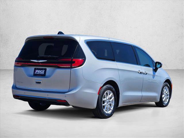 Used 2023 Chrysler Pacifica Touring-L image 5