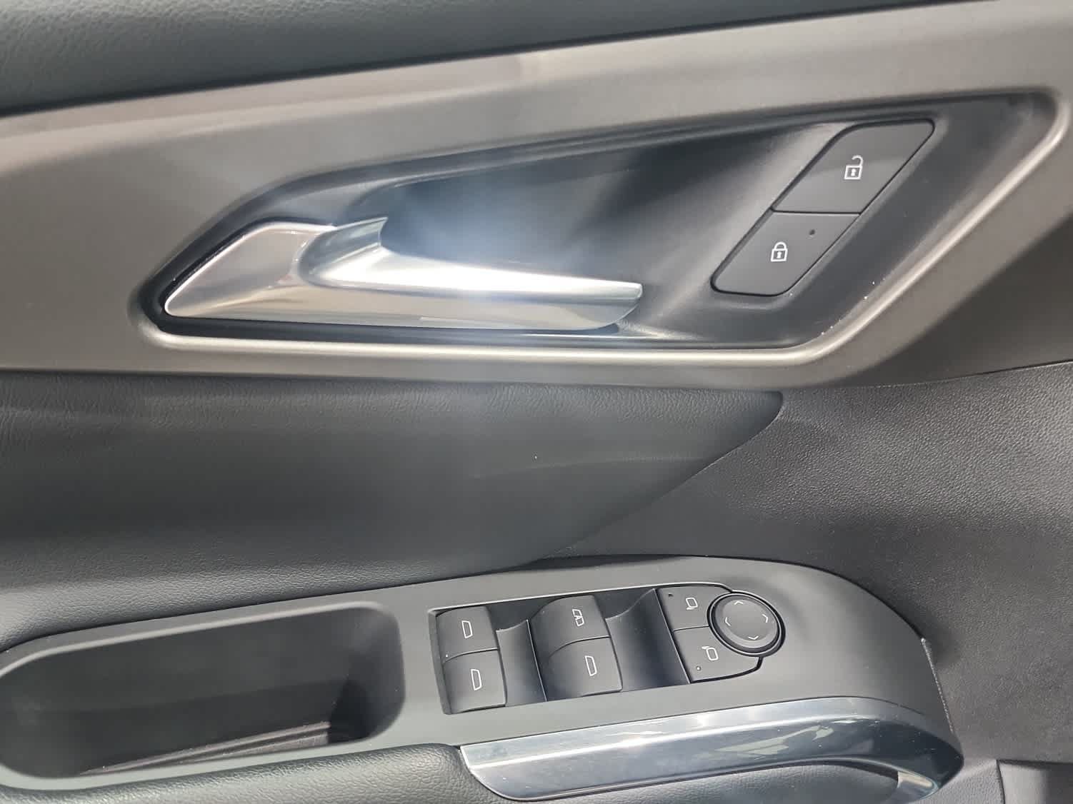 Used 2025 Chevrolet Traverse LT FWD image 19
