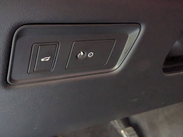 Used 2022 Land Rover Range Rover Sport SVR AWD/4WD image 11