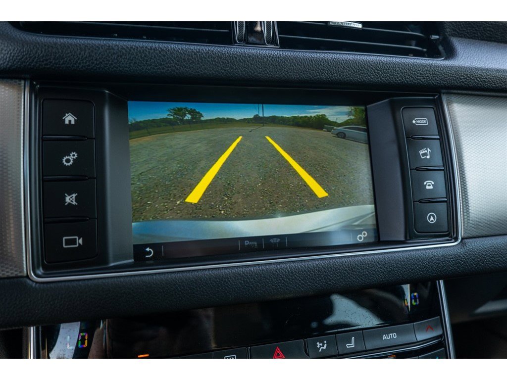 Used 2017 Jaguar XF Premium image 16