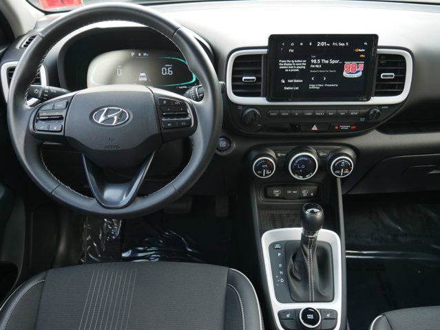 Used 2023 Hyundai Venue Limited image 15