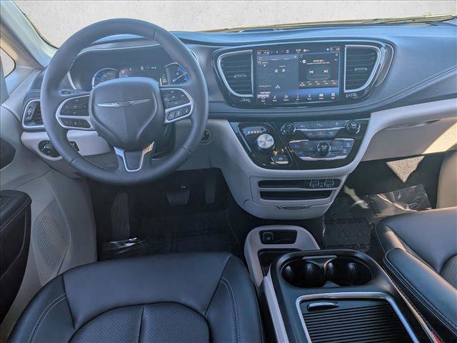 Used 2024 Chrysler Pacifica Select image 14