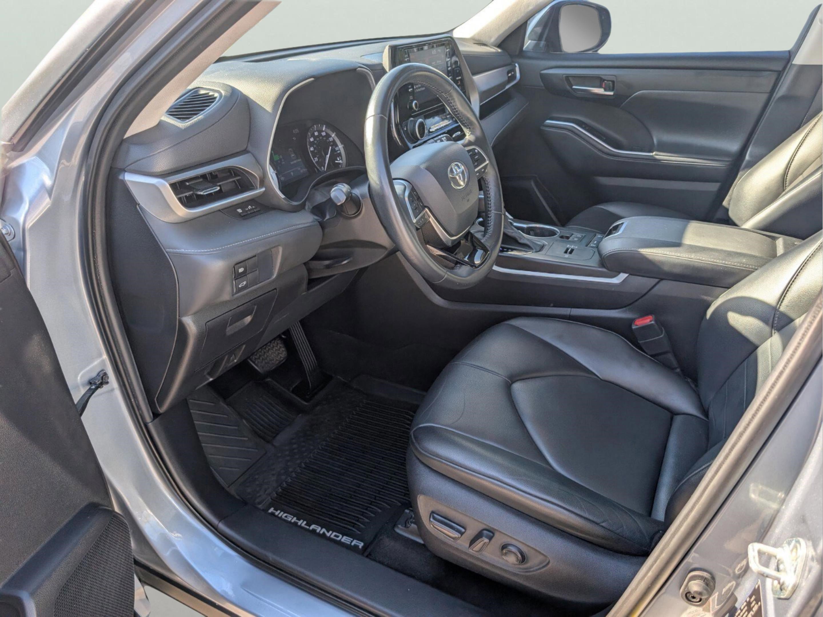 Used 2021 Toyota Highlander XLE FWD image 31