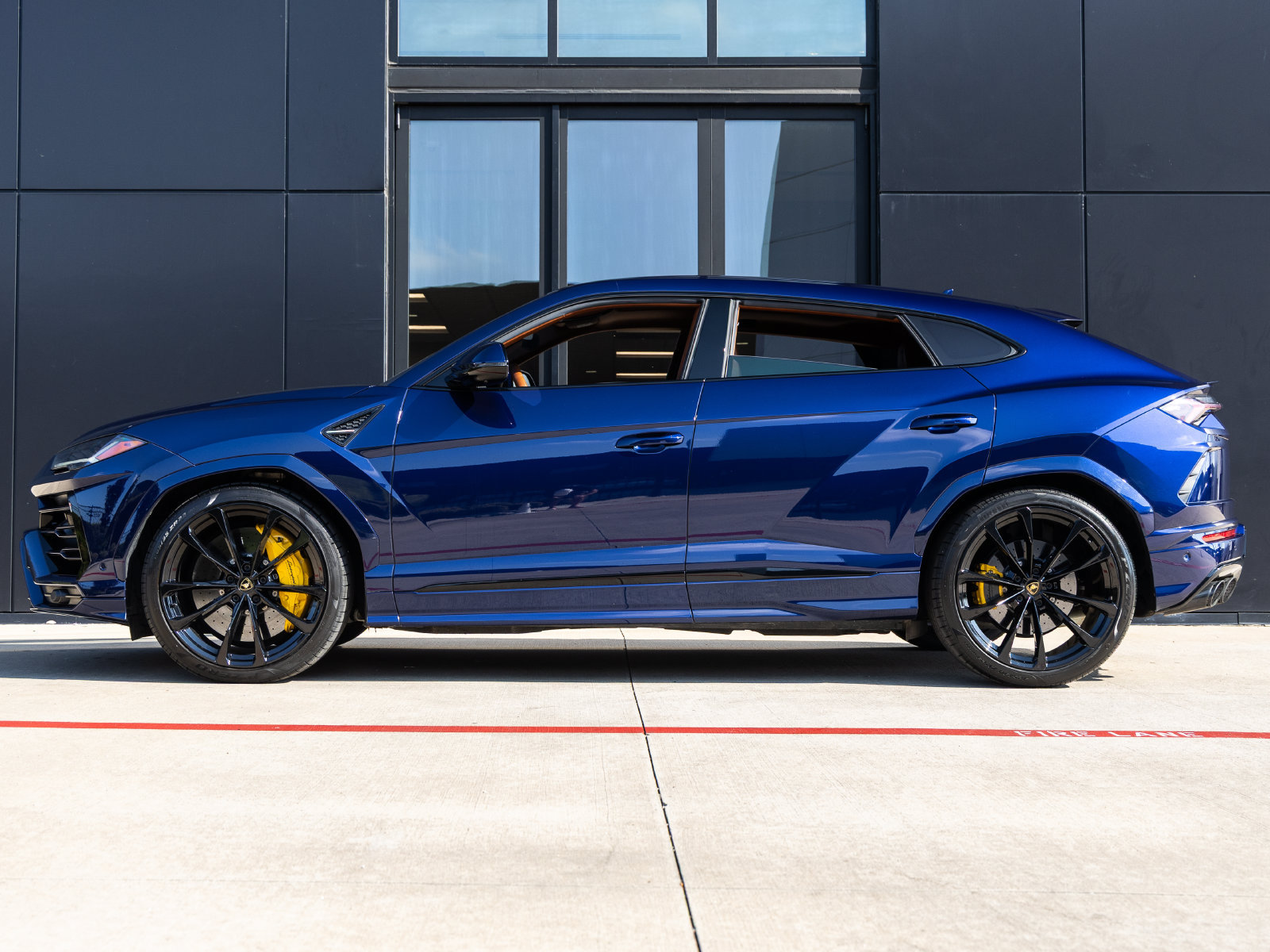 Used 2021 Lamborghini Urus AWD/4WD image 9