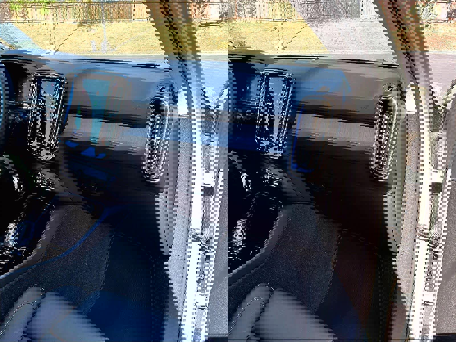 Used 2025 Volvo XC40 B5 Plus image 19